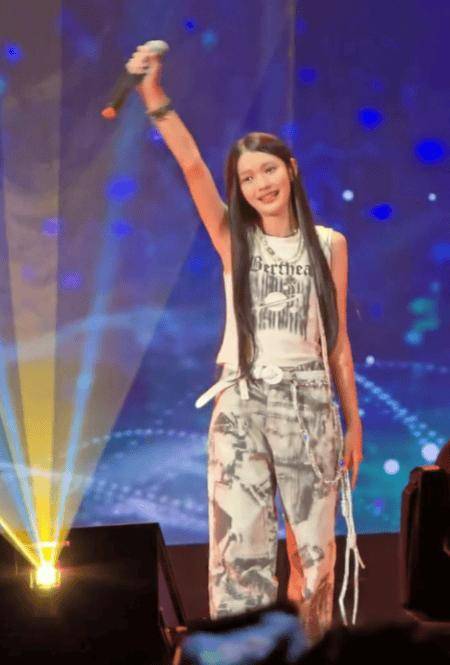 爱一配 62岁罗嘉良广州开唱引回忆杀！12岁女儿惊喜献唱，星味十足笑容最像爸爸
